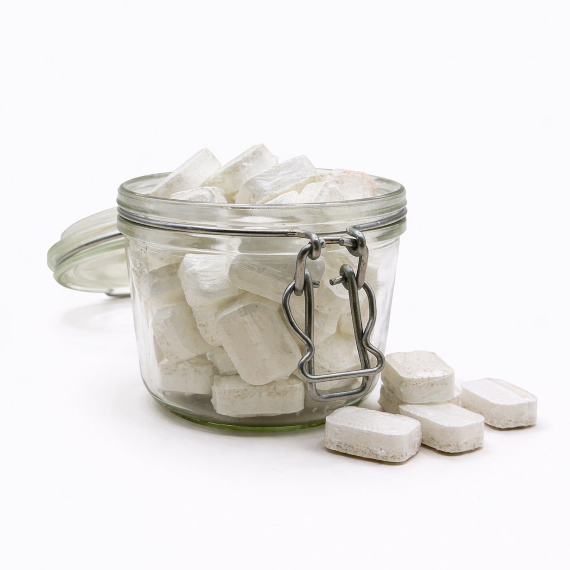 Des pastilles pour lave-vaisselle dans un bocal en verre.