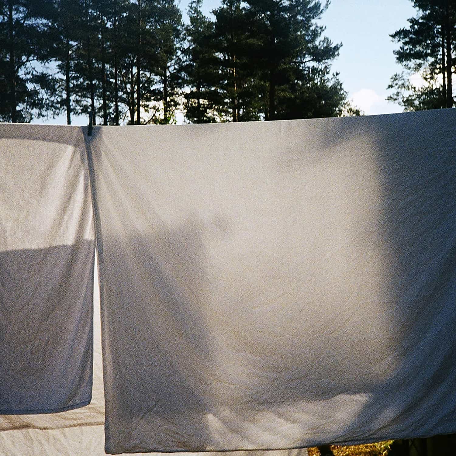 Du linge blanc sèche au soleil