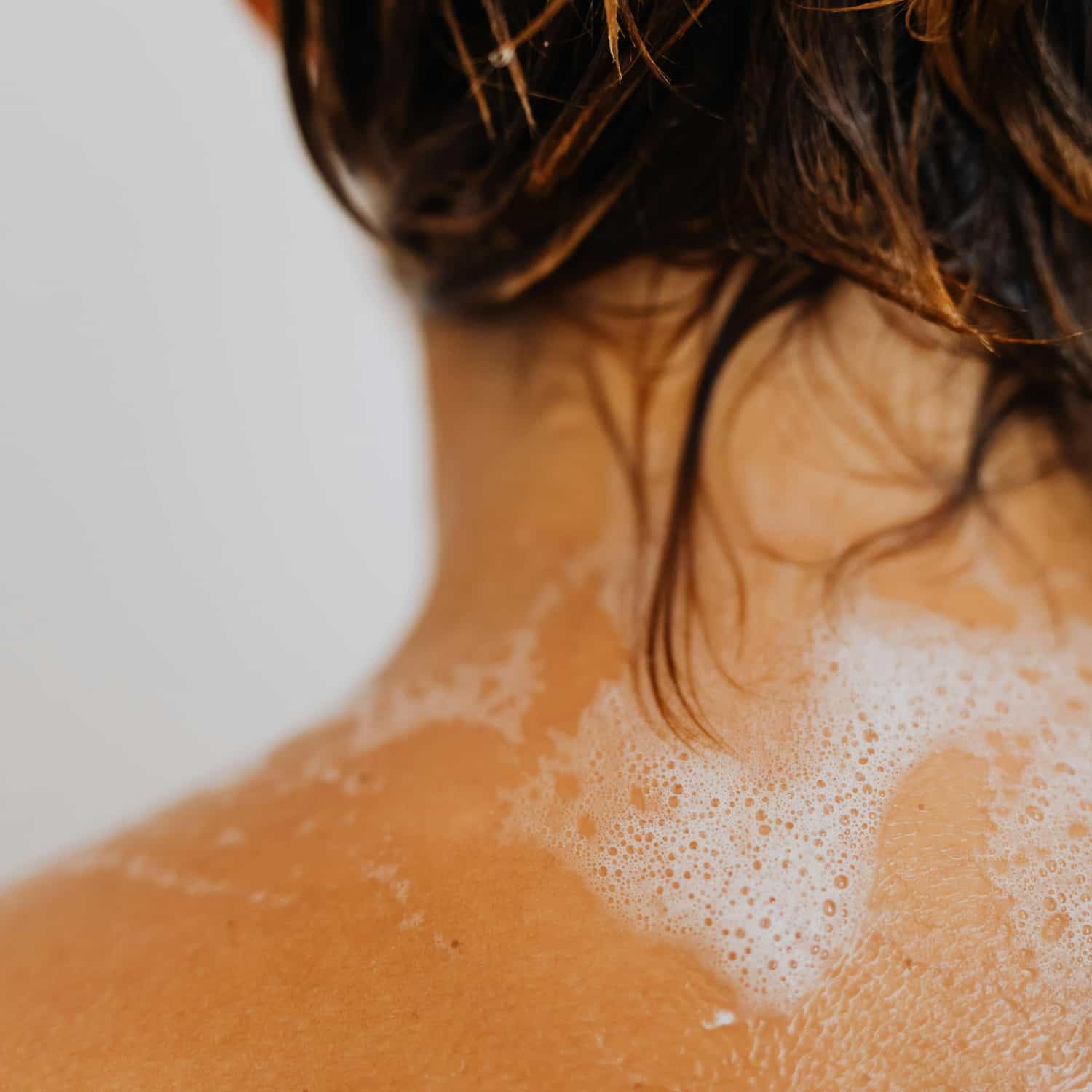 De la mousse de shampoing dans la nuque