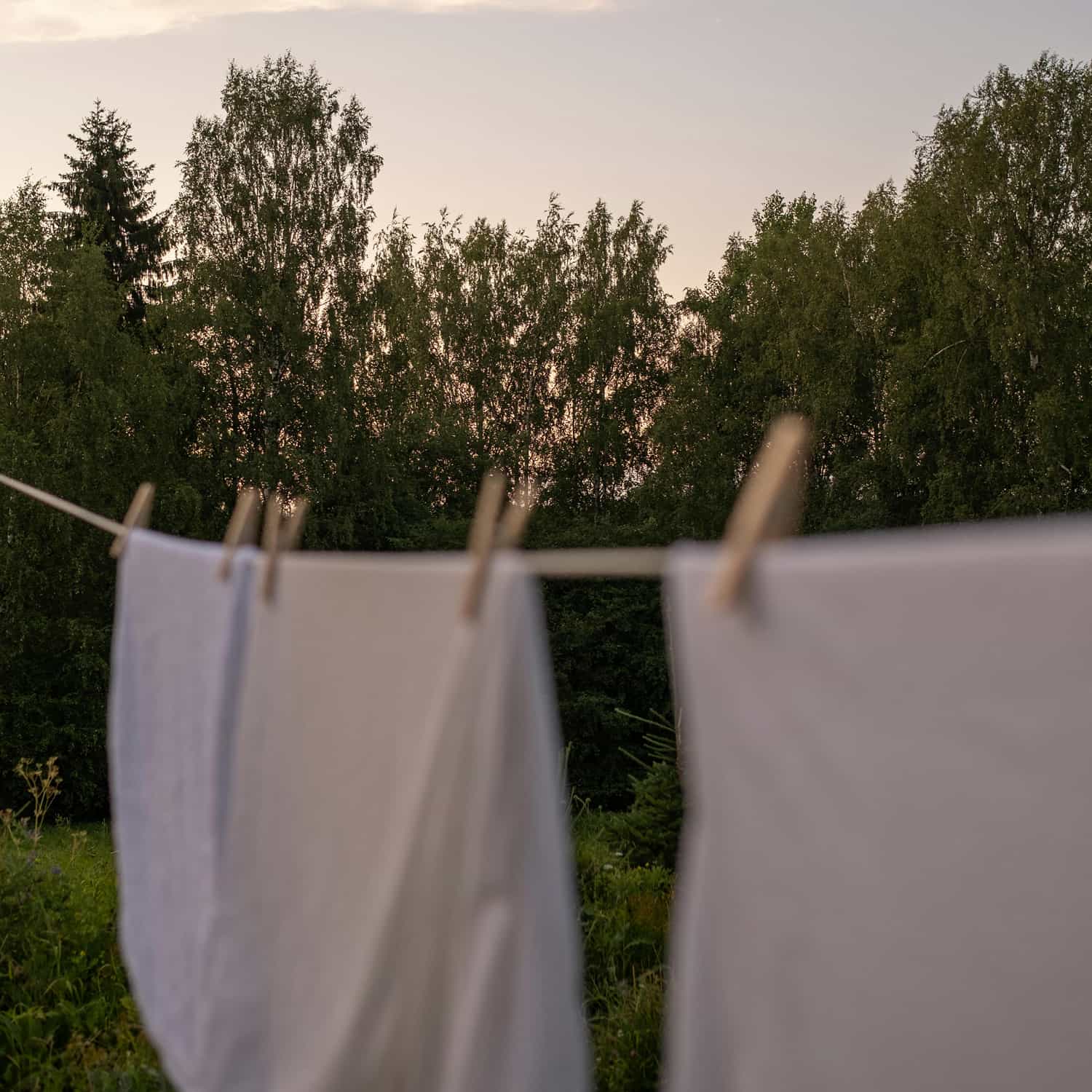 Du linge blanc sèche à l'extérieur