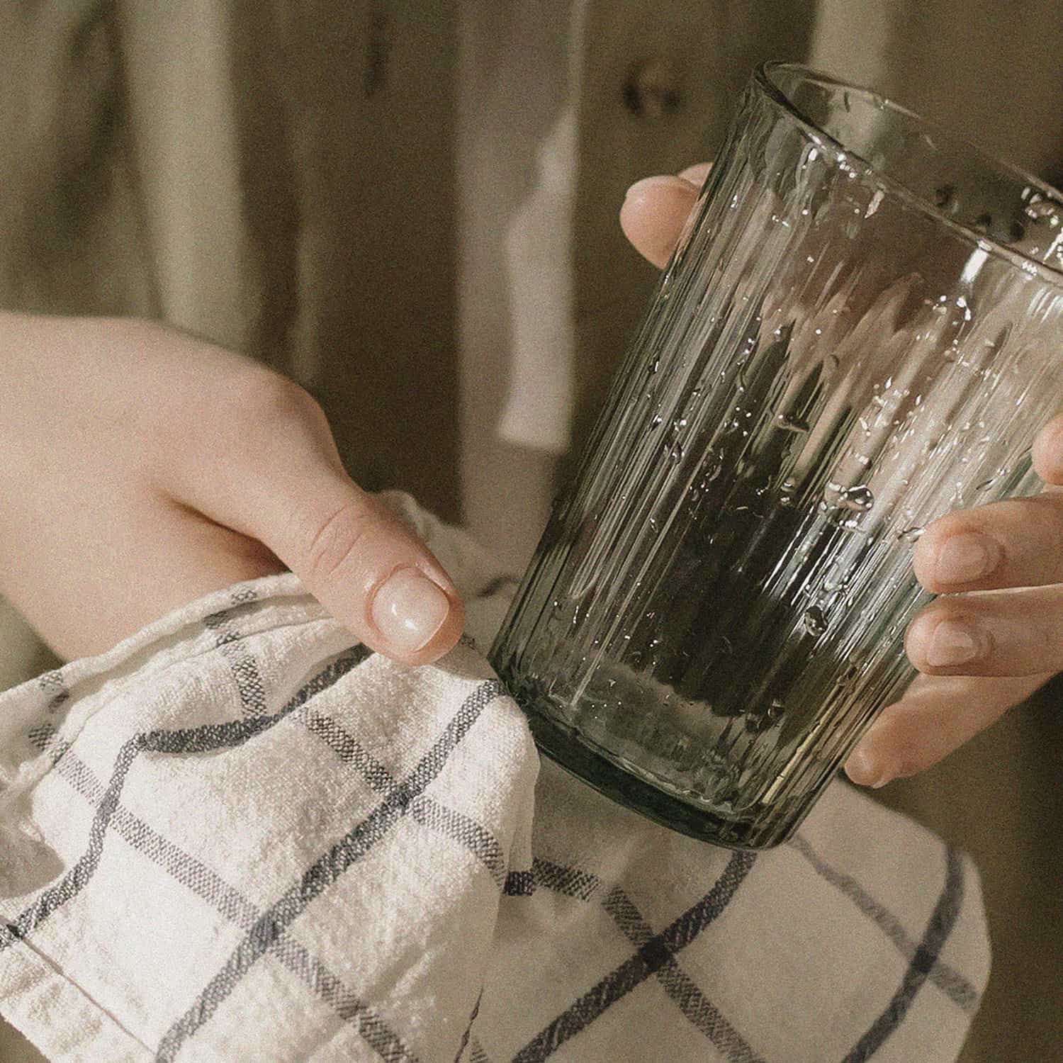 Un verre mouillé essuyé